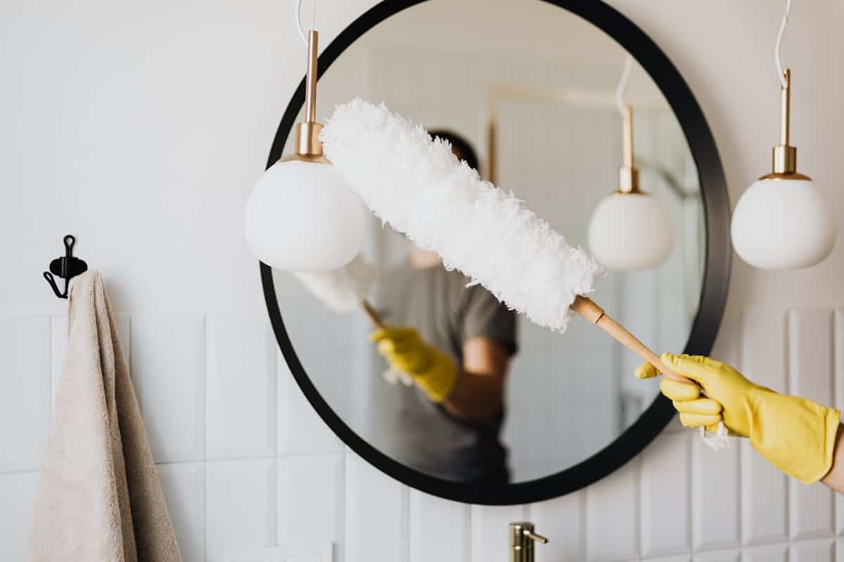 the best tips for choosing a natural bathroom cleaner