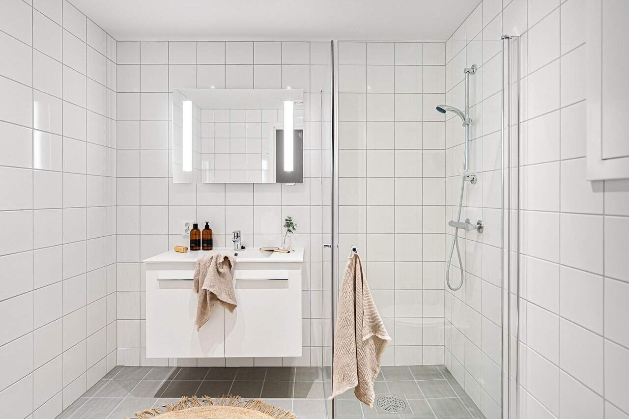 Top Features Every Small Full Bathroom Needs